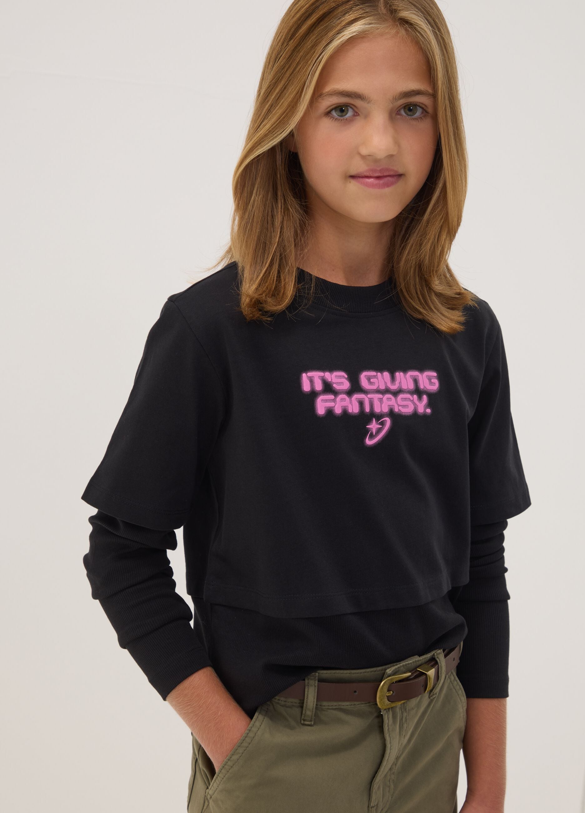 Black pure cotton T-shirt with ribbed crew neck and boxy fit print