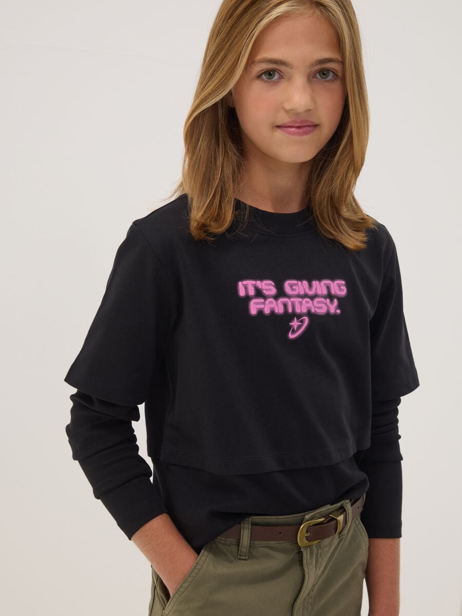 T-shirt nera in puro cotone con collo a costine e stampa boxy fit_1