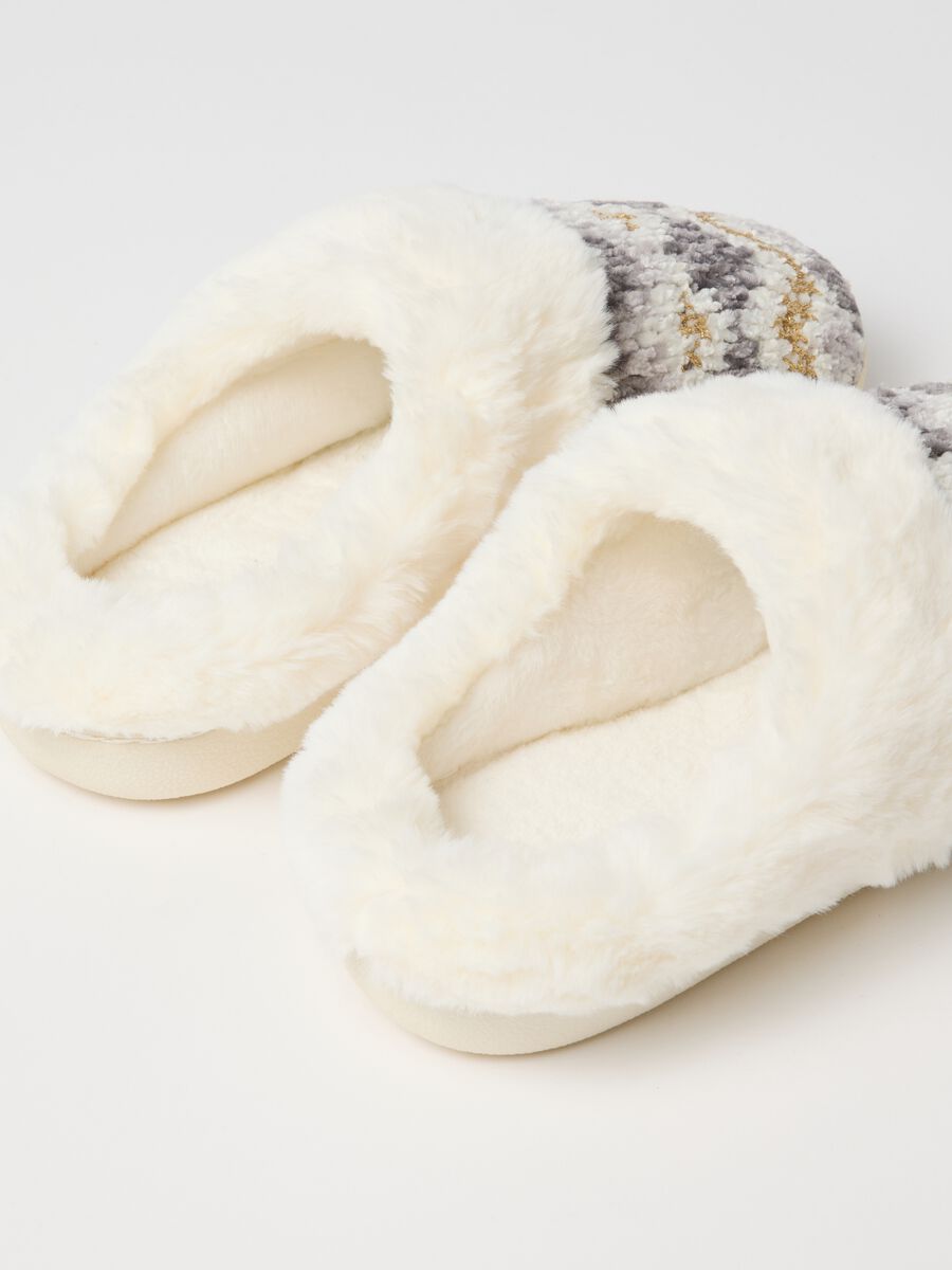 Grey slippers with woven pattern_2