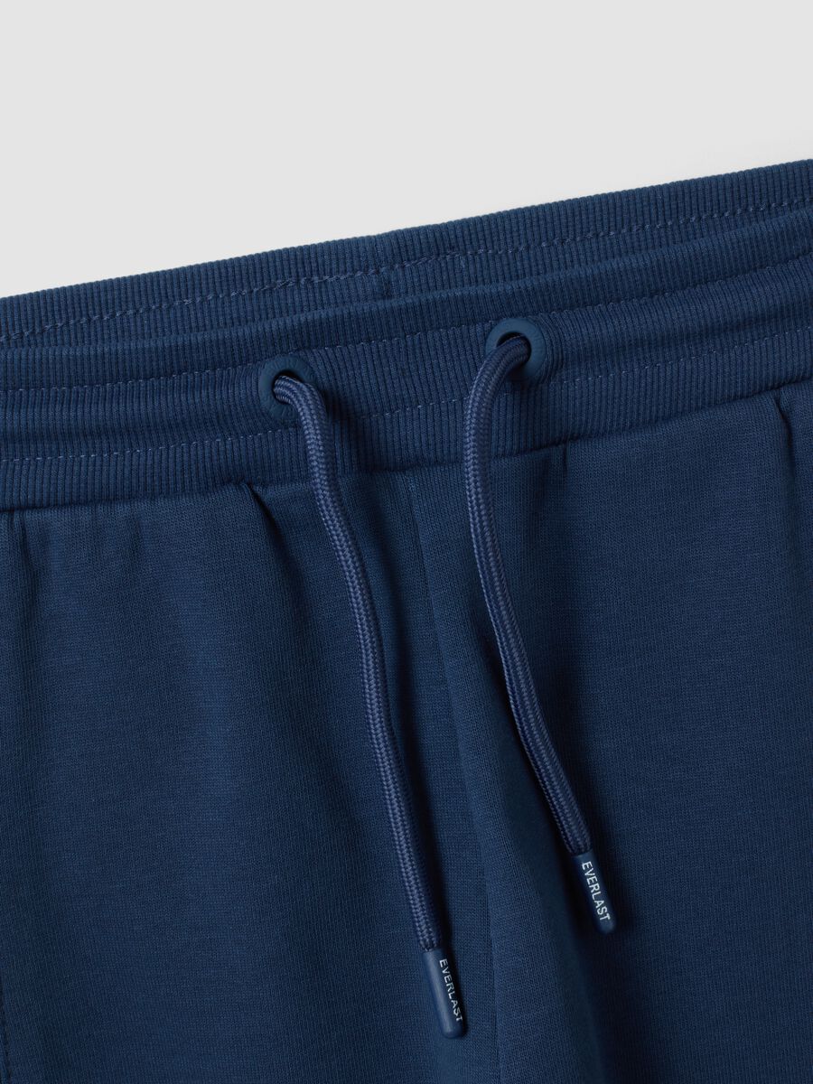 Pantaloni sportivi blu in puro cotone con stampa a contrasto per bambino_3