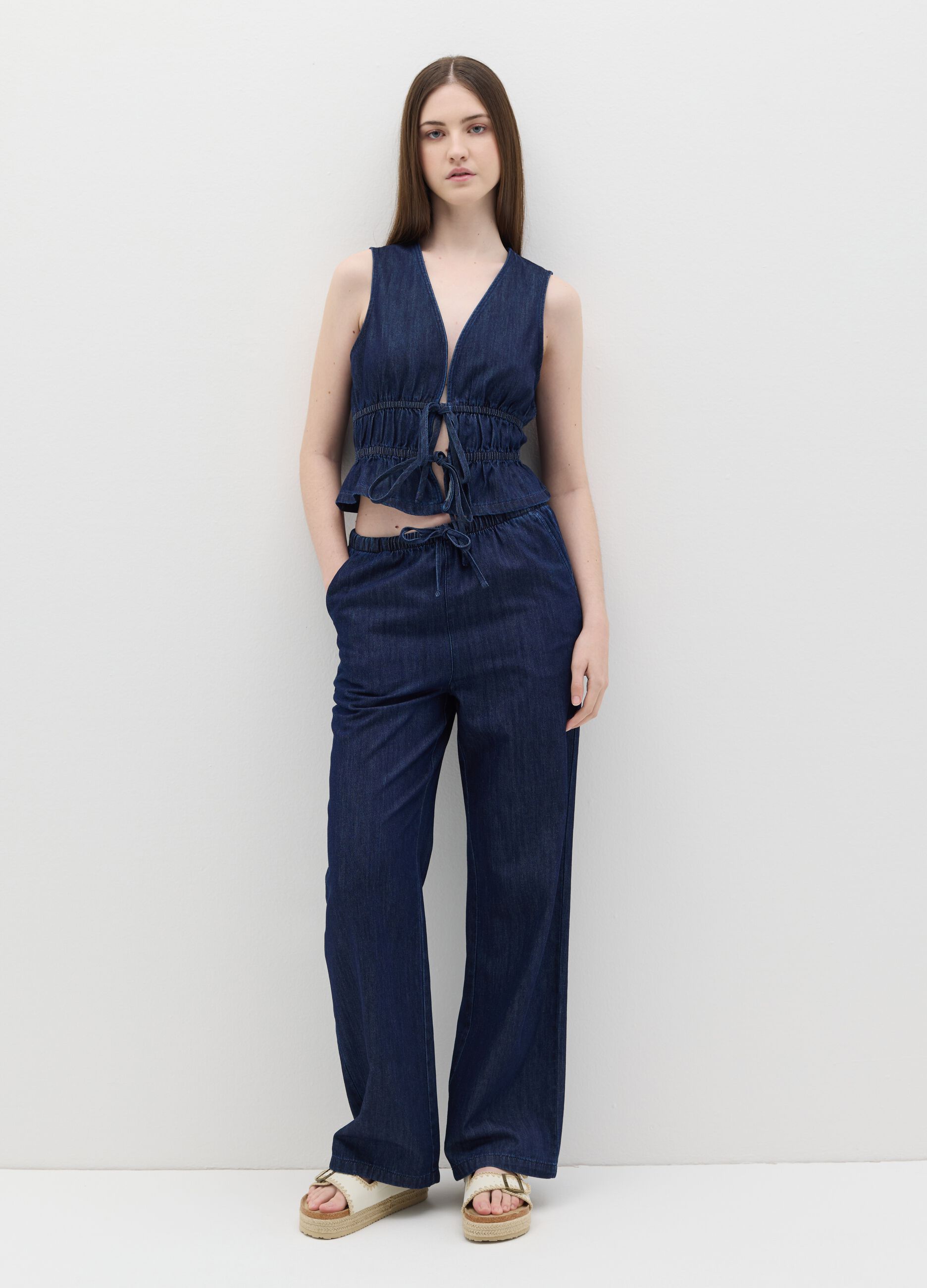 Top in denim con laccetti