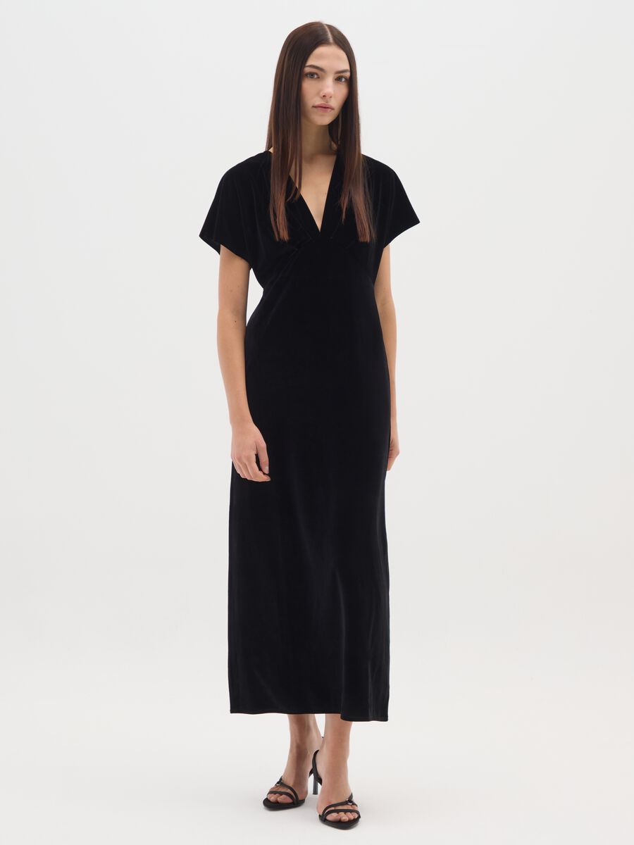 Long black dress with deep V-neck and regular fit long sleeves_0