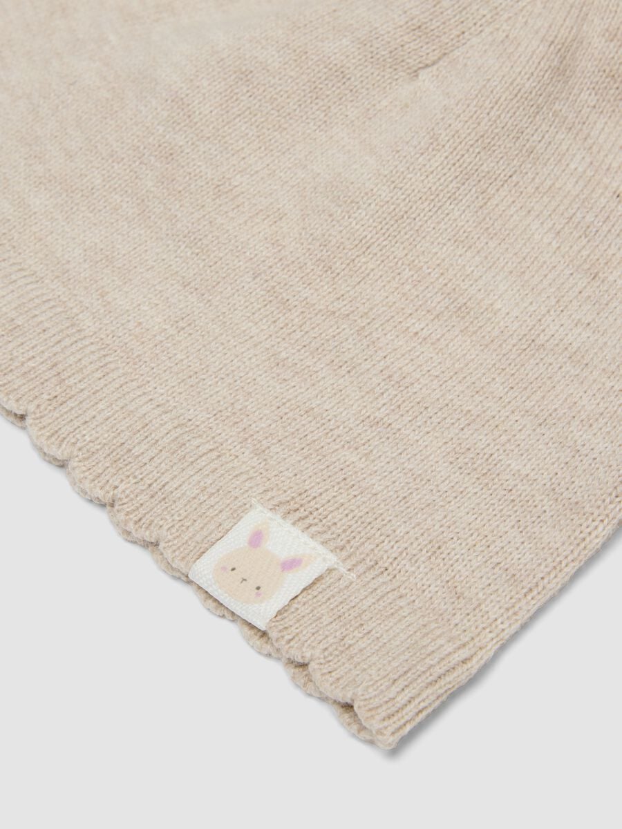 Cappello beige in maglia di puro cotone organico con pon pon per neonata_1