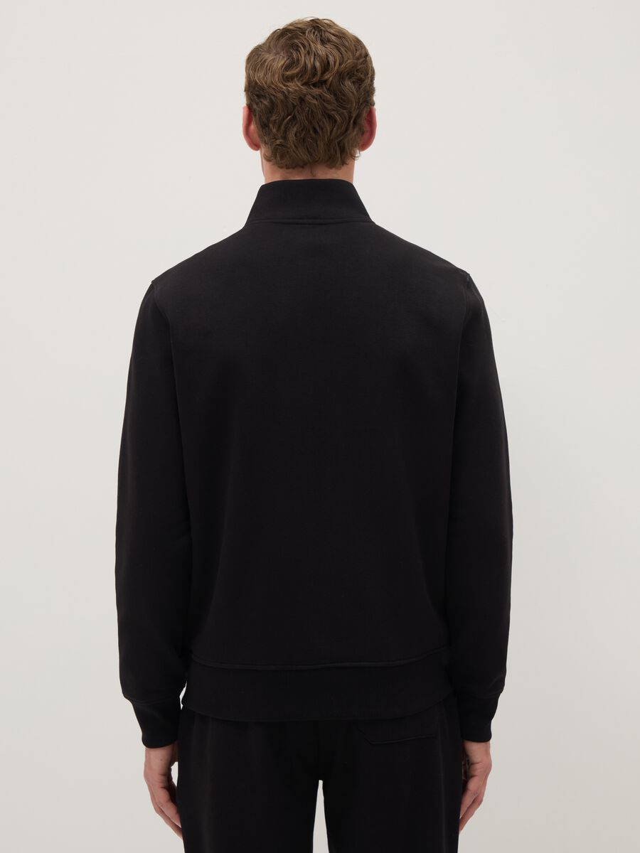 Black cotton-blend regular fit hoodie with full zip_2