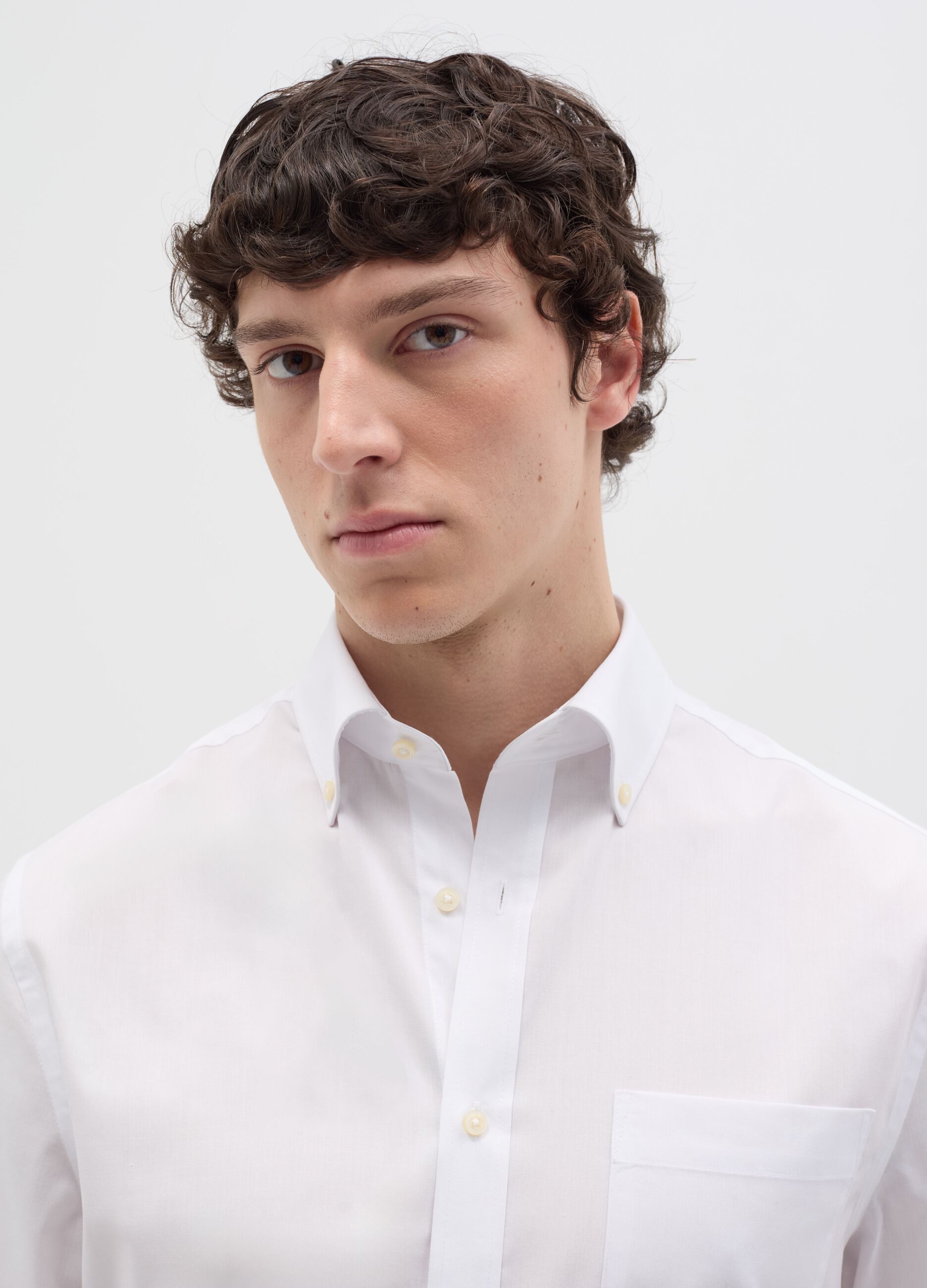 Button-down easy-iron shirt with short sleeves
