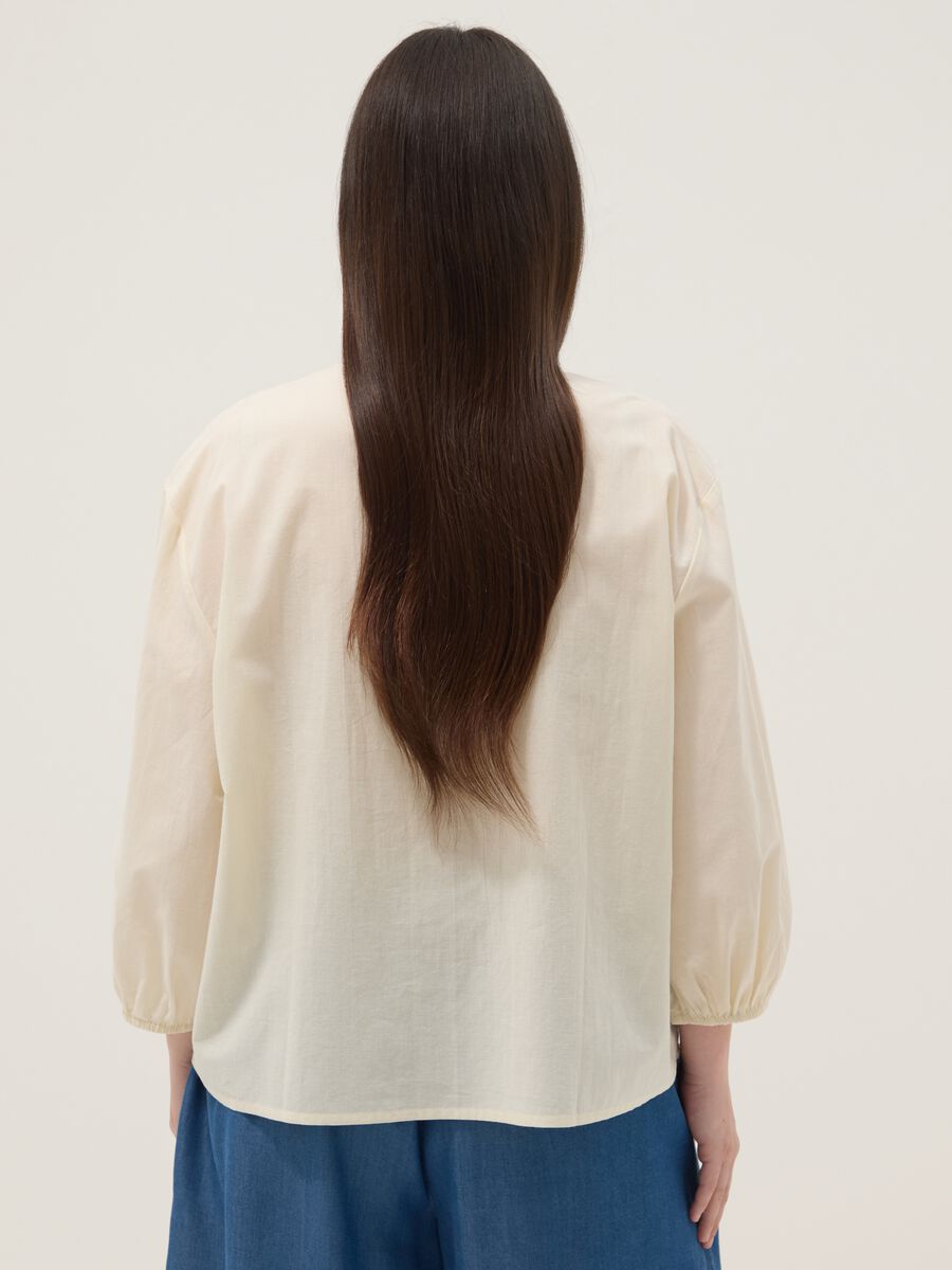 Camicia beige in puro cotone con ricamo_3