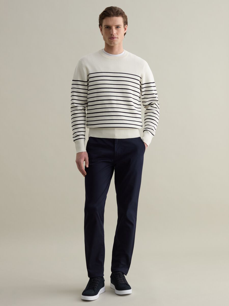 Pullover with thin stripes_1