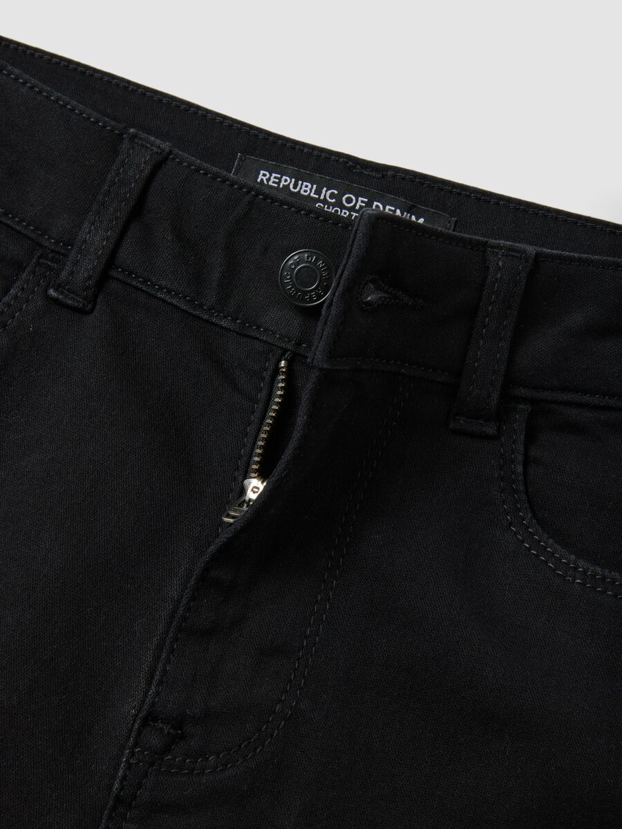 Black regular-fit stretch cotton denim shorts_5
