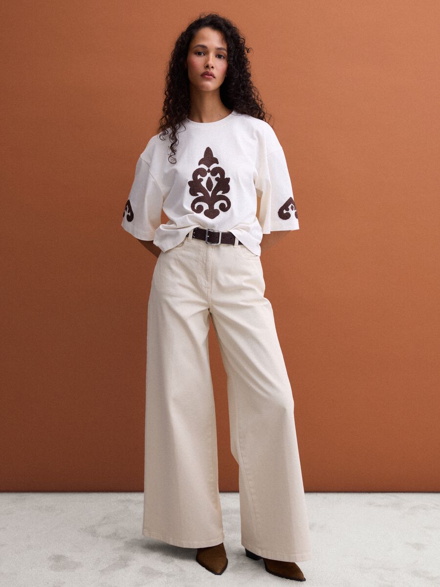 T-shirt beige in puro cotone con ricami regular fit_1