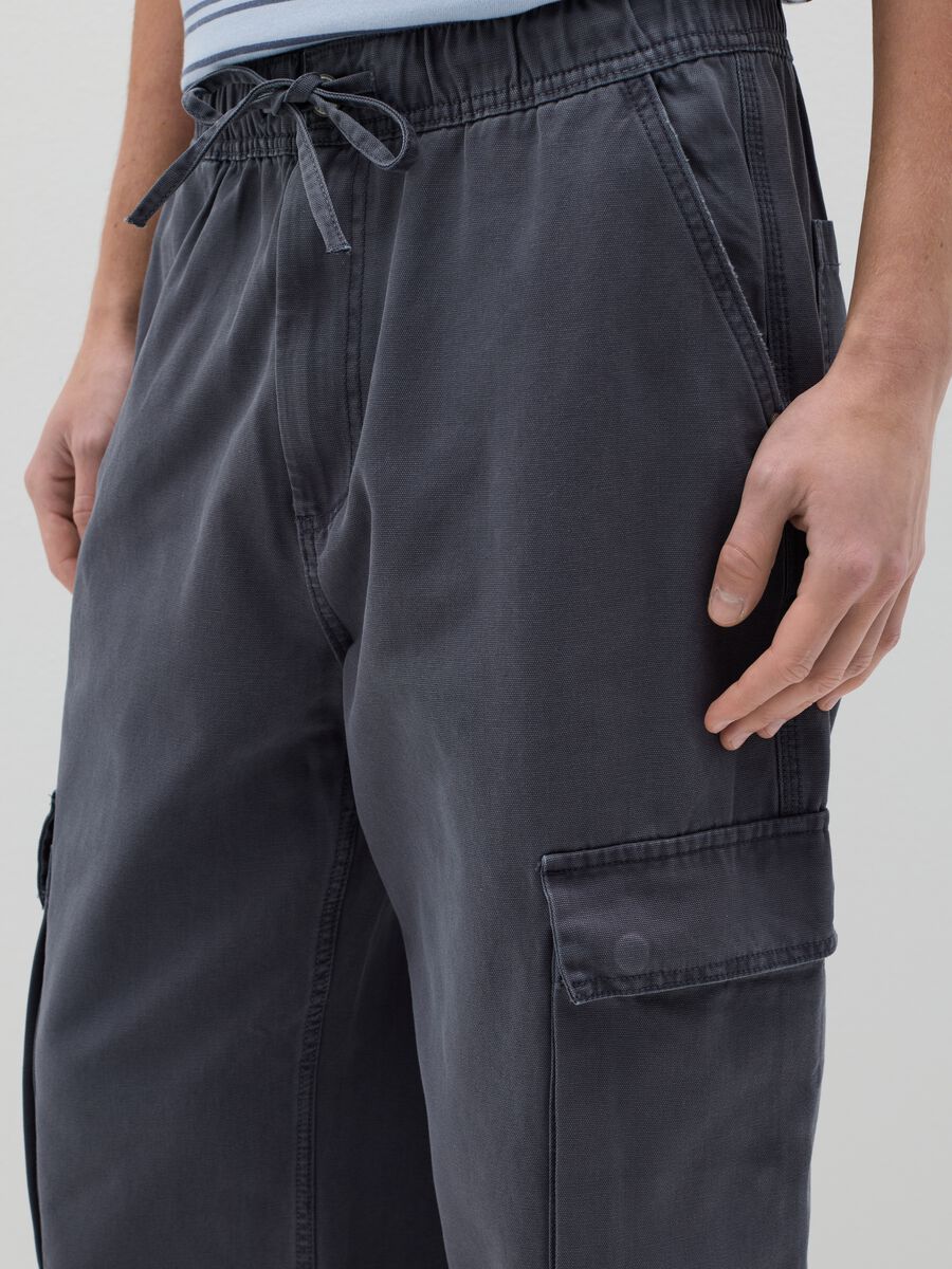 Wide-leg cargo joggers with drawstring_2