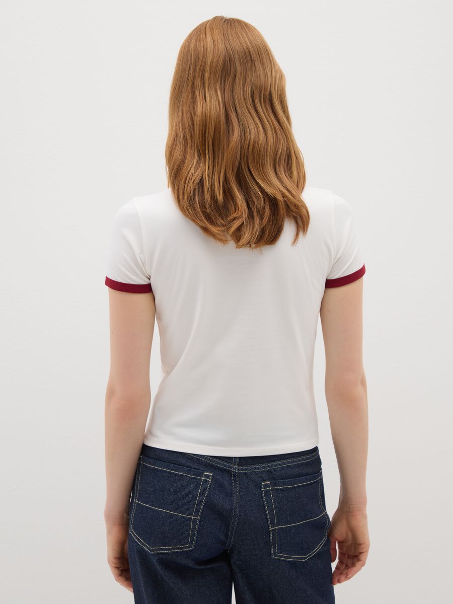 T-shirt in cotone elasticizzato bianca regular fit con dettagli rossi_2