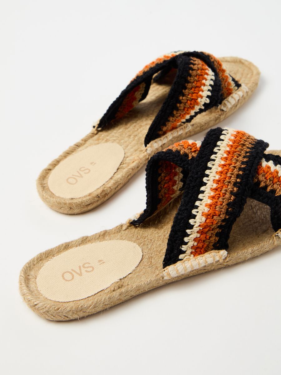 Sandals with crossover crochet straps_2