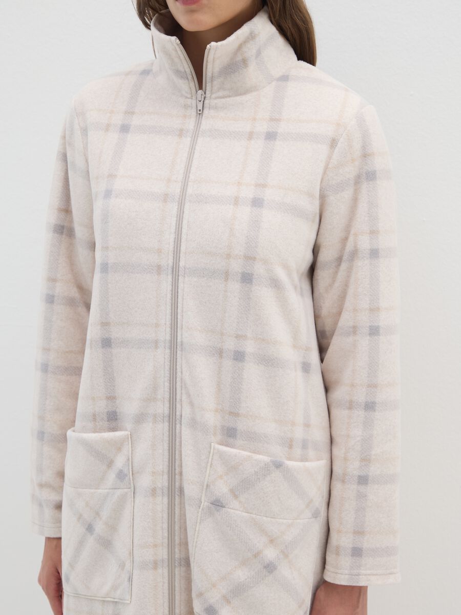 Vestaglia in pile beige a quadri con tasche_3