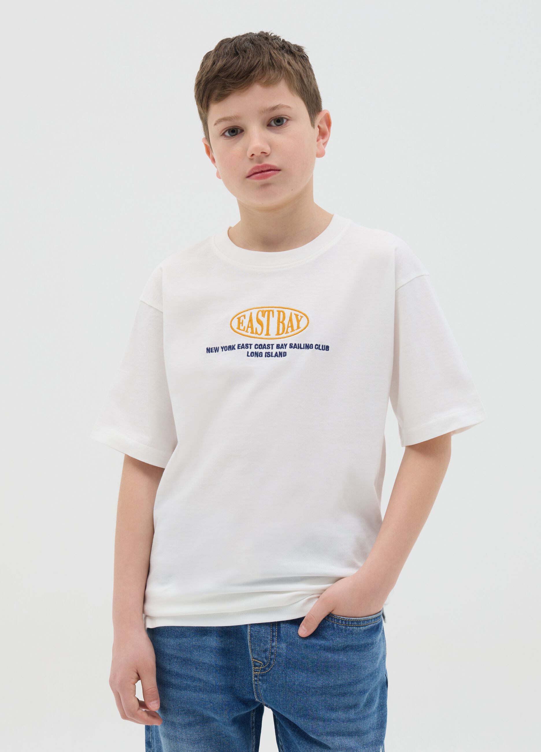 T-shirt in cotone con ricamo "East Bay" bianco