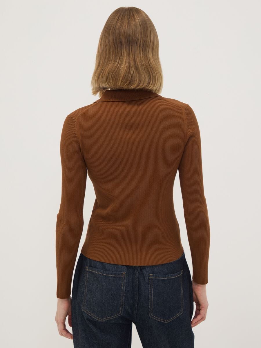 Cardigan fitted marrone a coste in misto viscosa con colletto polo_3