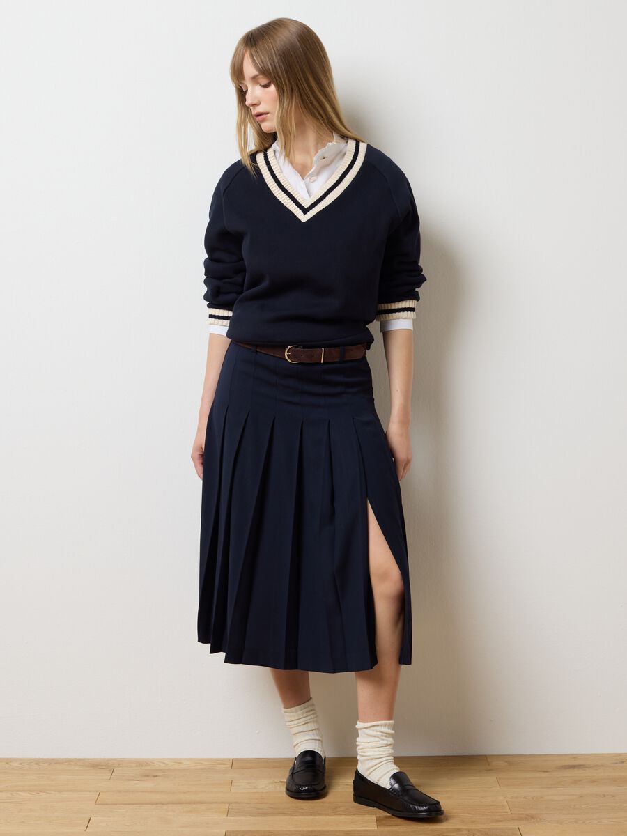 Felpa in misto cotone blu con collo a V_2