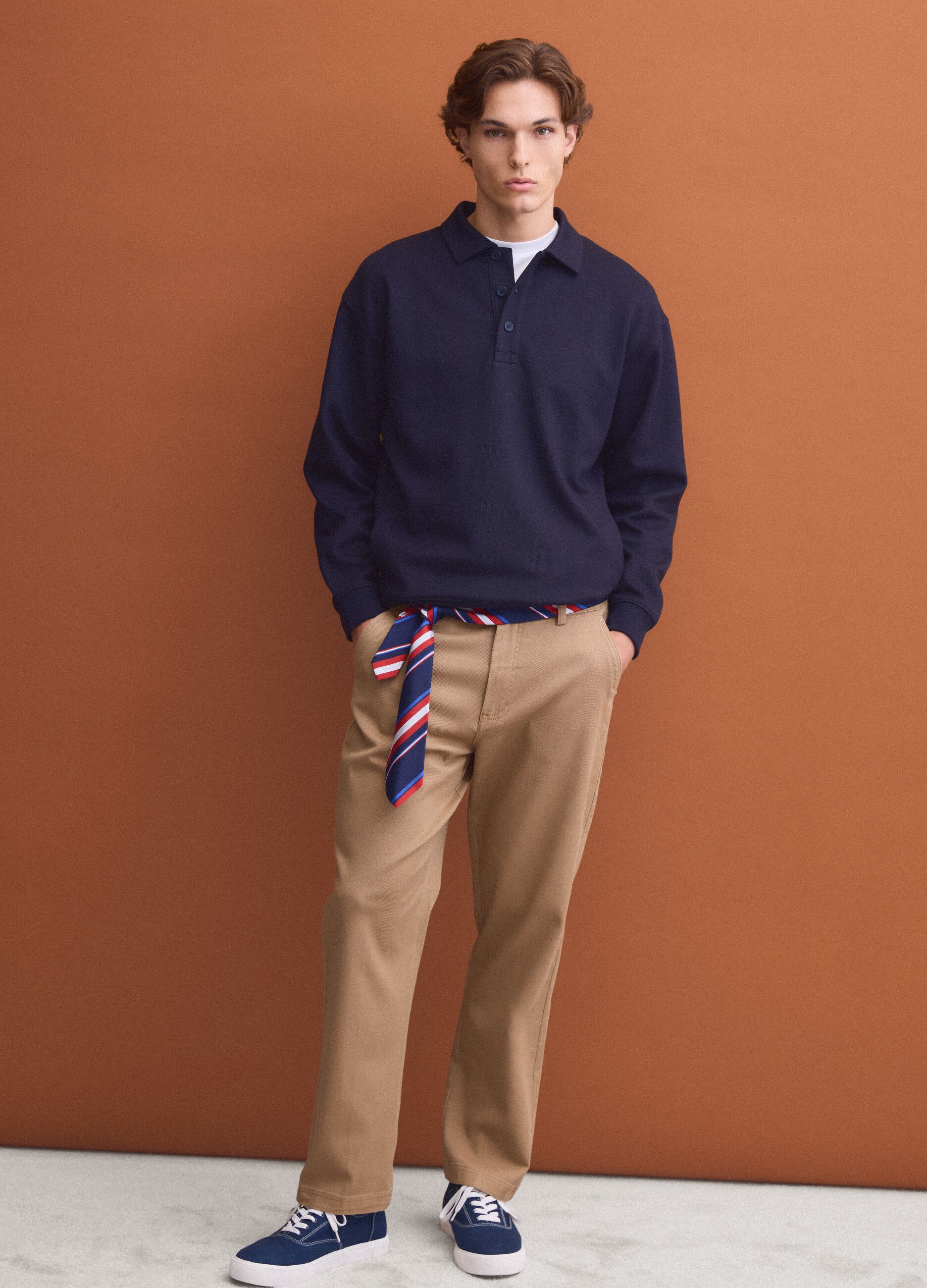 Felpa blu in tessuto elasticizzato con collo polo relaxed fit
