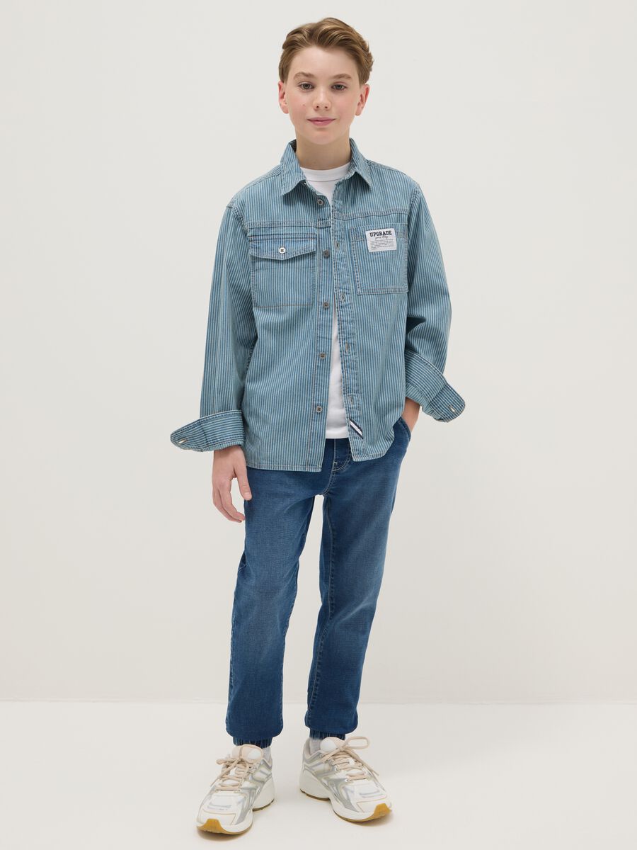 Jeans in denim blu da ragazzo regular fit con vita elastica_0