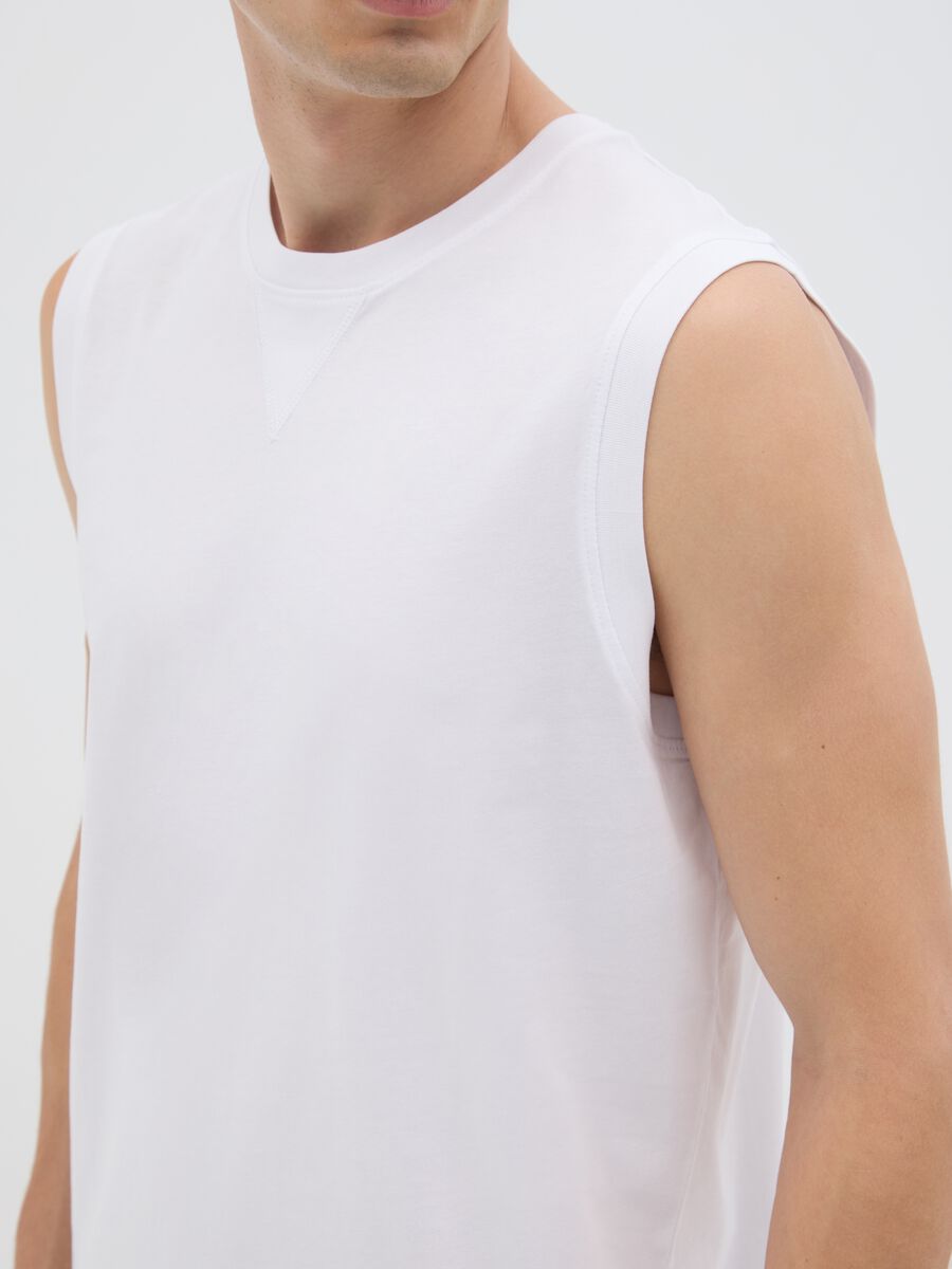 Men's white cotton vest in regular fit_2