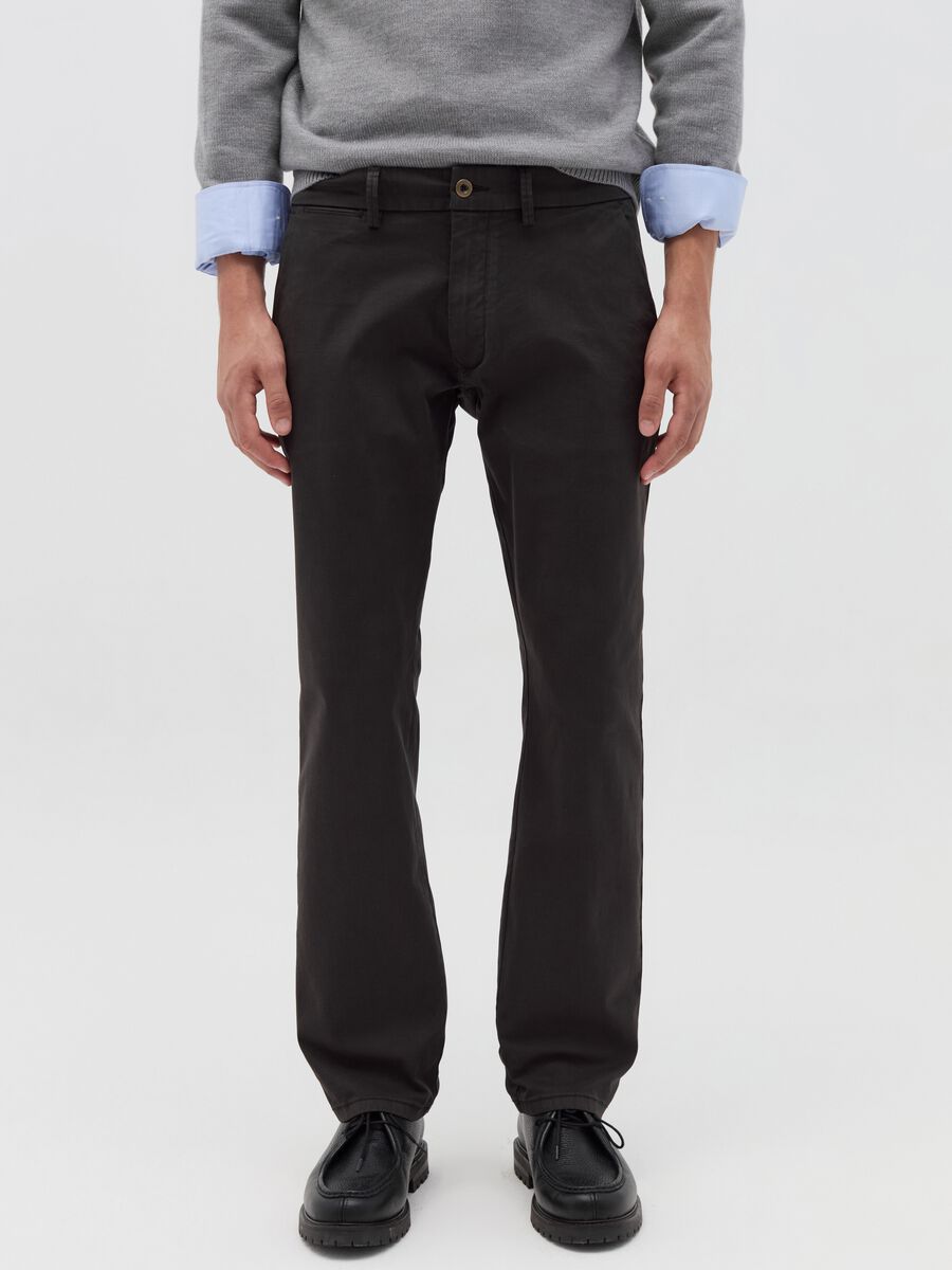 Regular-fit chino trousers in stretch cotton_1