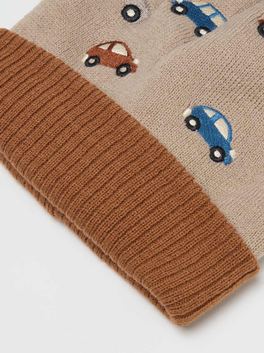 Beige hat with pom-pom and car embroidery_2
