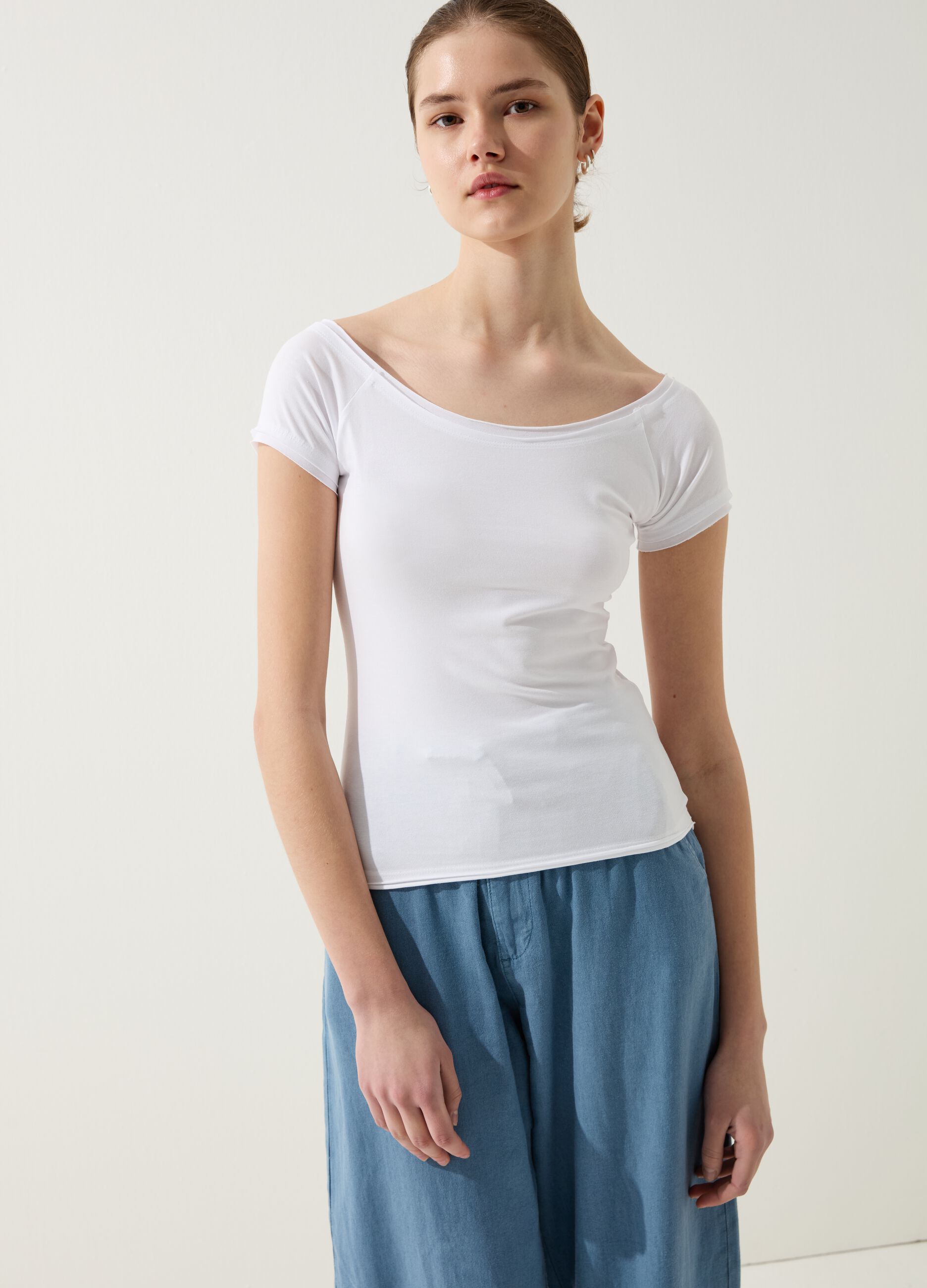 T-shirt con scollo a barca