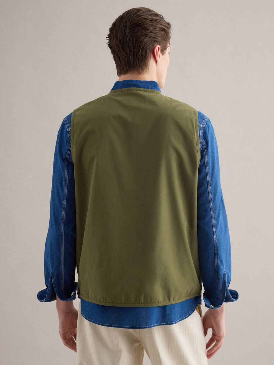 Gilet verde regular fit con zip e tasche frontali_3