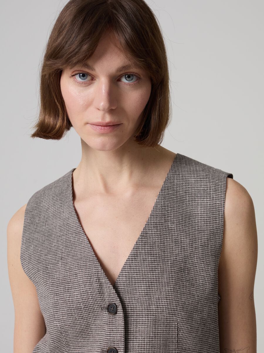 Contemporary single-breasted gilet with micro houndstooth pattern_1