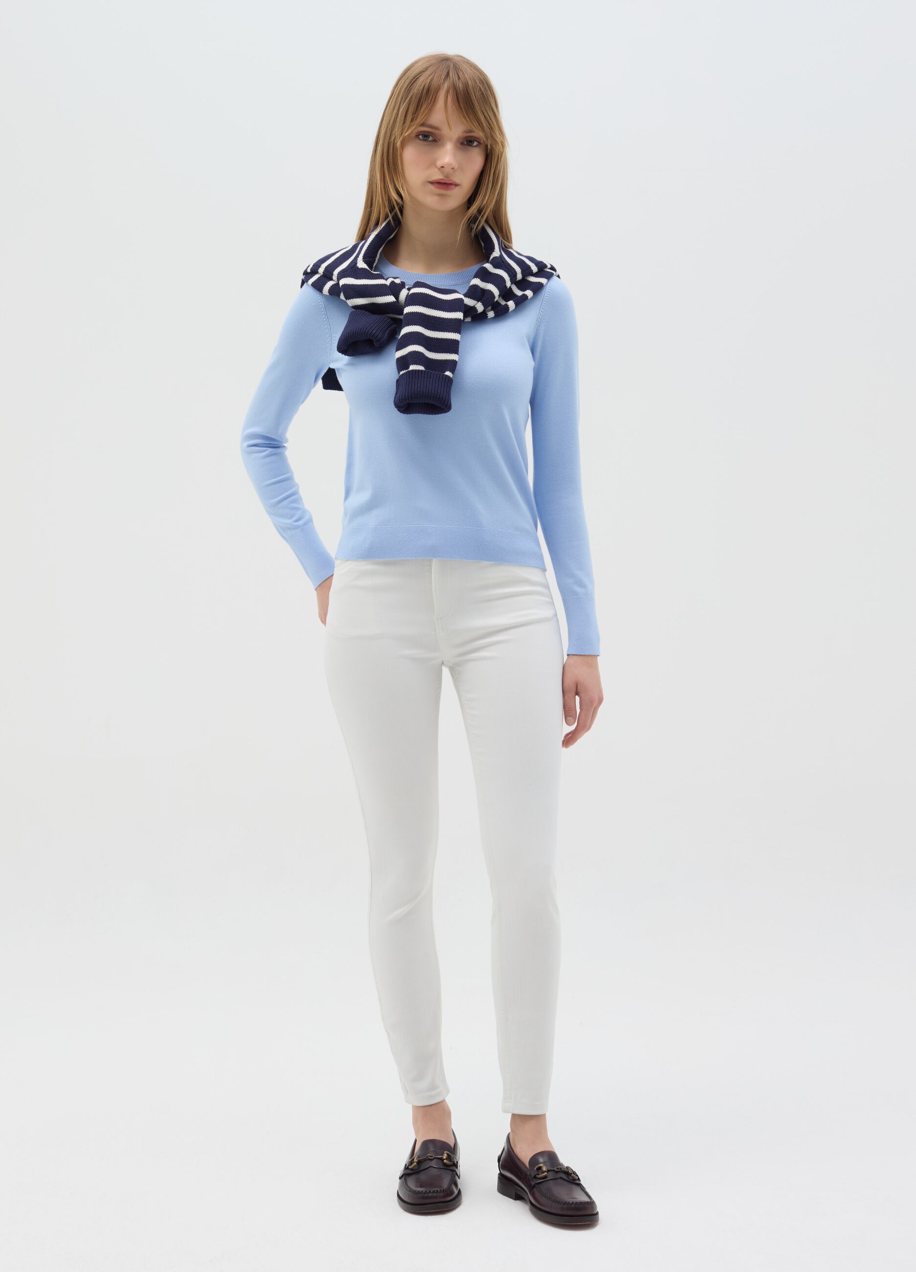 Top with round neck and long sleeves