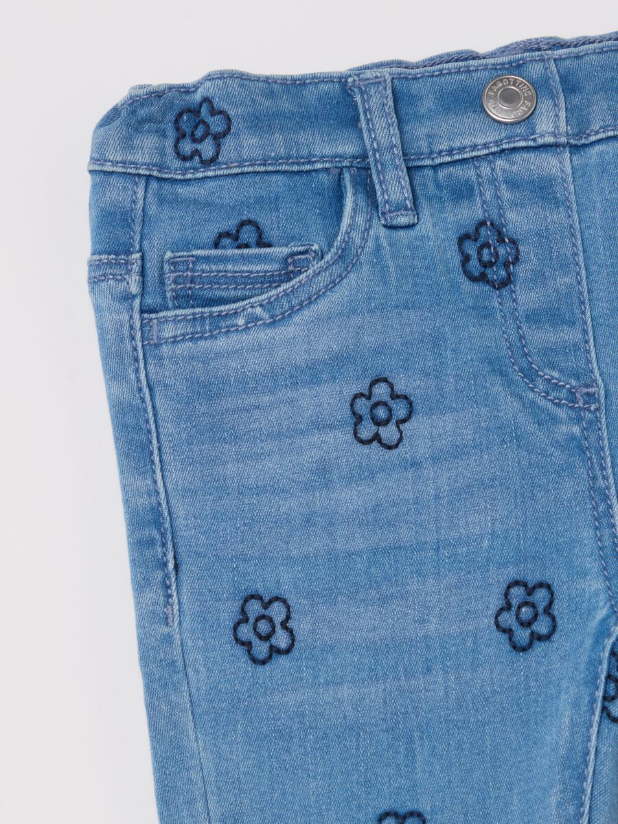 Five-pocket jeggings with embroidered flowers_2