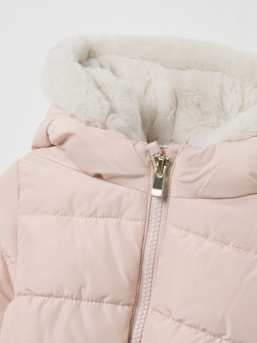 Giacca imbottita rosa da bimba regular fit con cappuccio e cintura_2