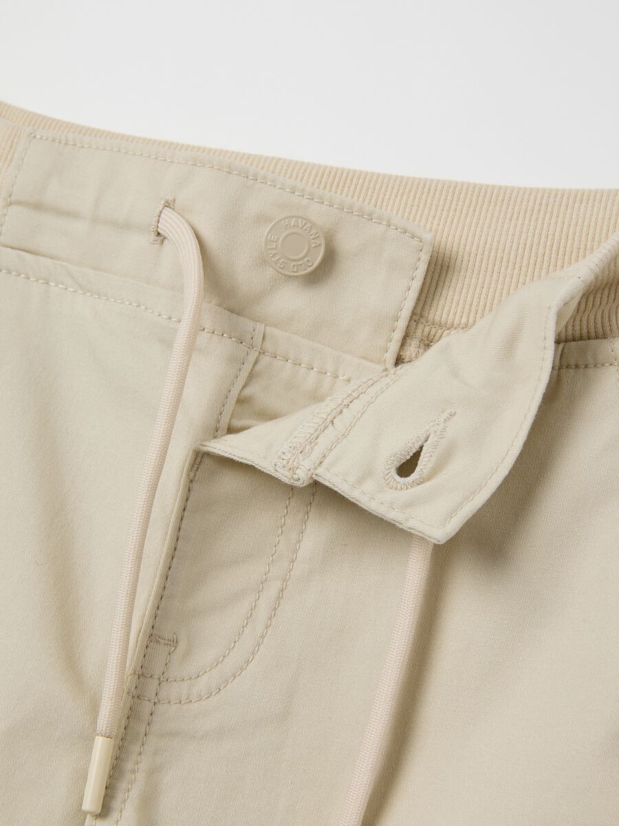 Short da bambino in cotone elasticizzato beige regular fit con tasche laterali_3