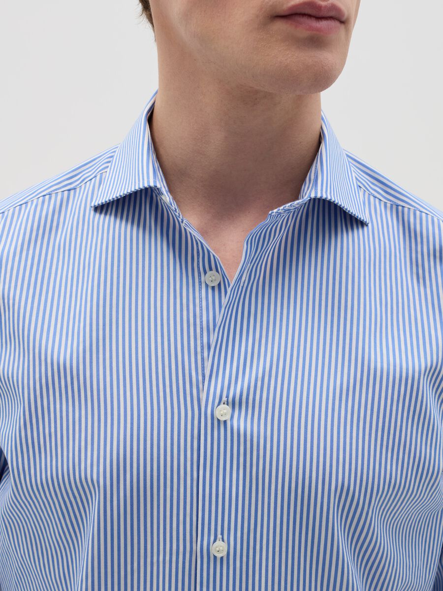 Slim-fit easy-iron shirt with white and blue stripes_2