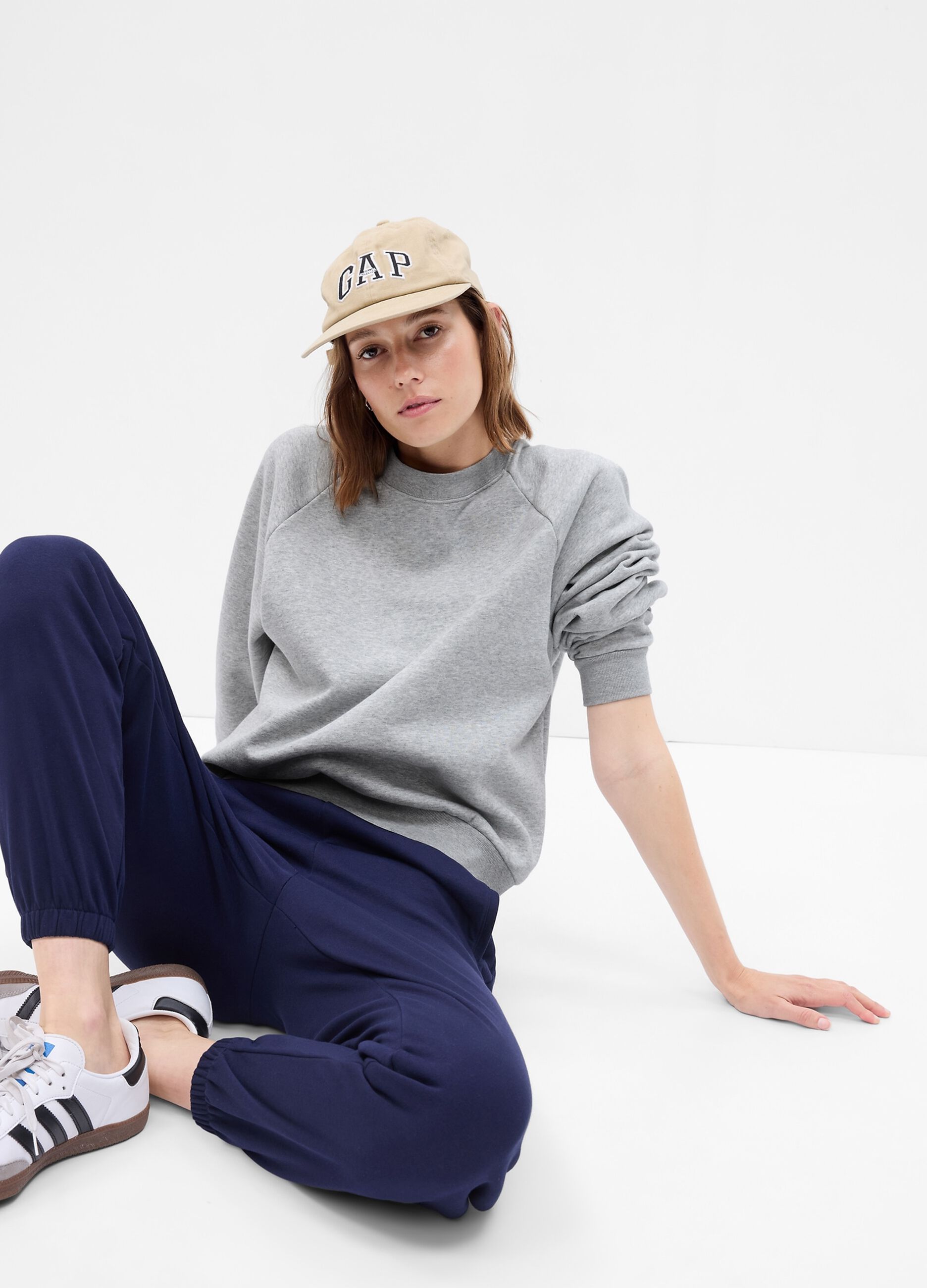 Round-neck sweatshirt with raglan sleeves