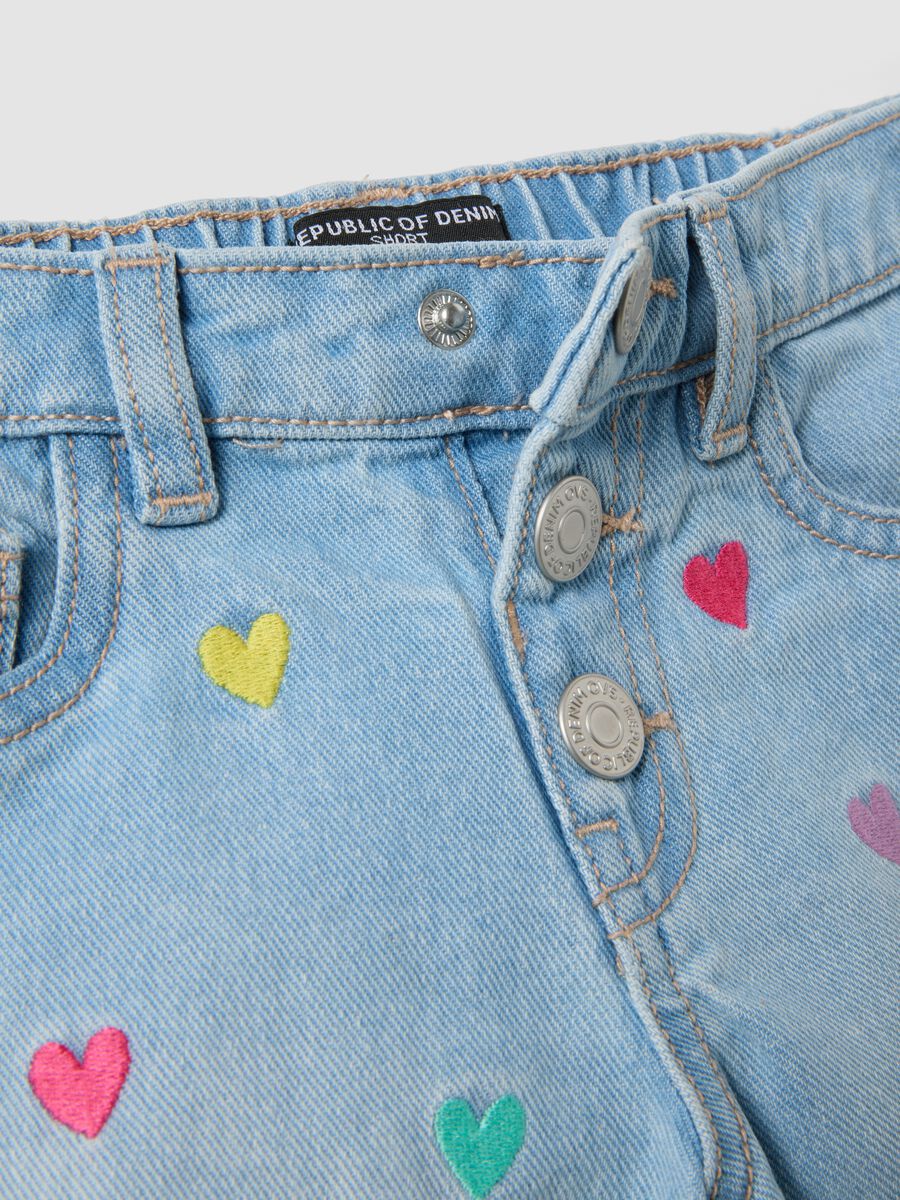 Shorts azzurri in puro cotone denim con cuori ricamati per bambina_2