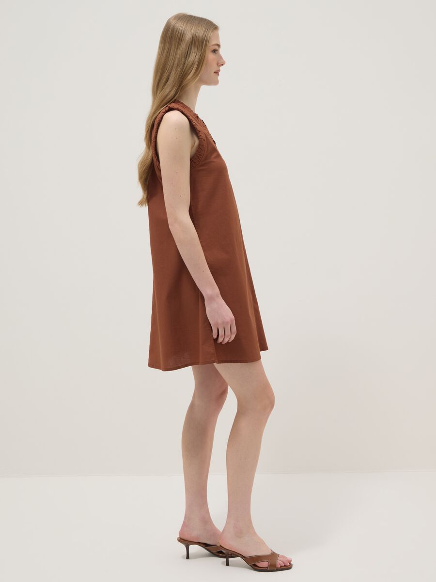 Abito mini marrone in puro cotone regular con scollo a V arricciato_1
