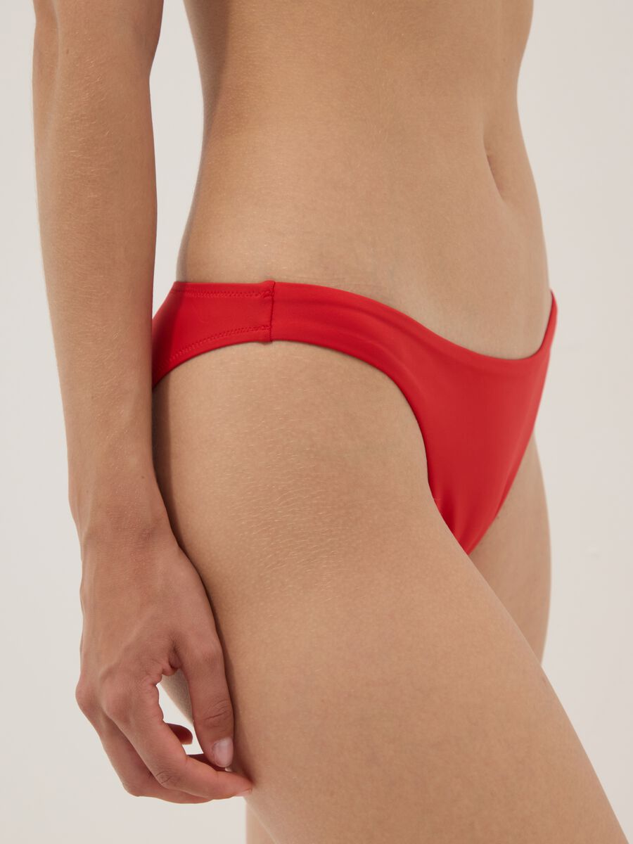 Slip bikini rosso in tessuto elasticizzato_3