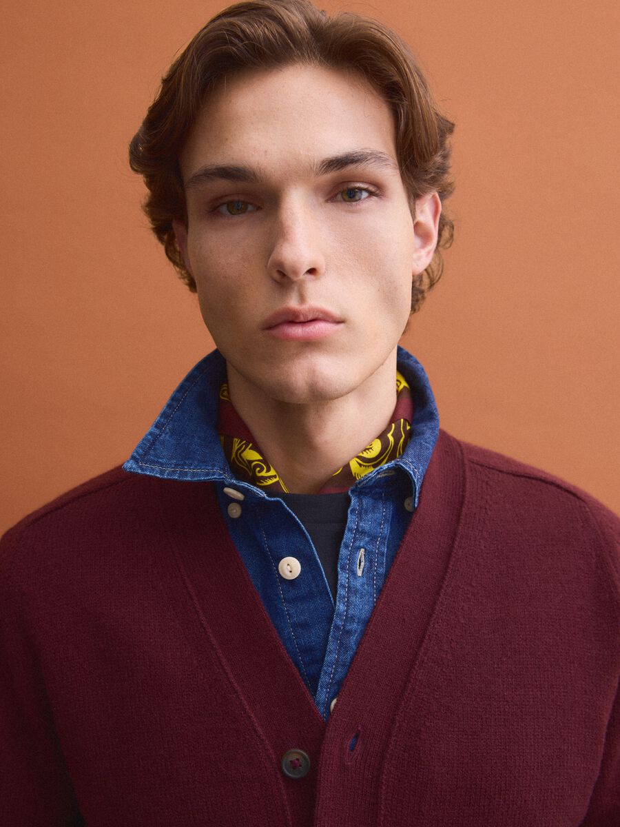 Cardigan rosso in misto lana con scollo profondo a V_2