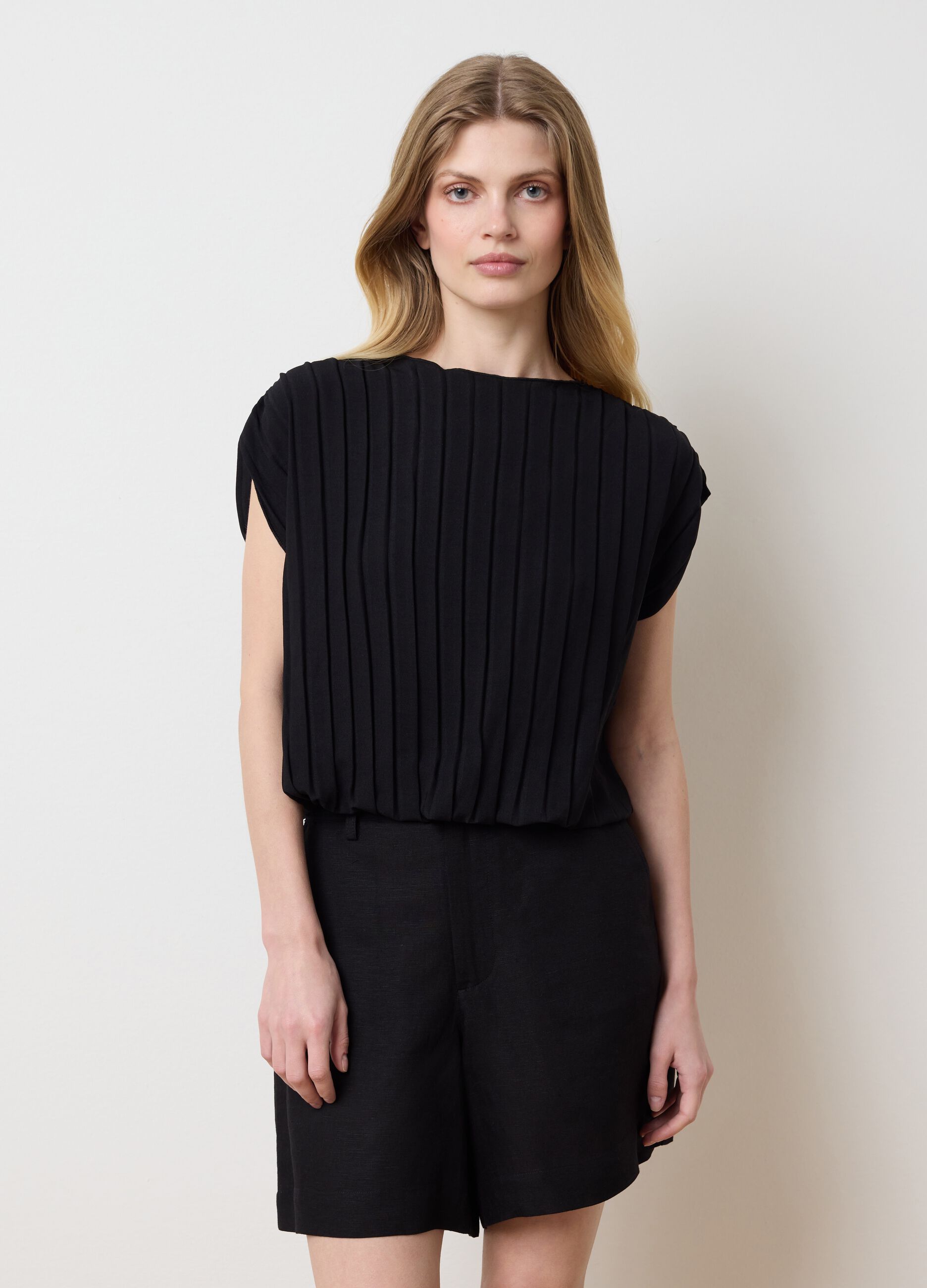 Black sleeveless T-shirt with flat ribbing