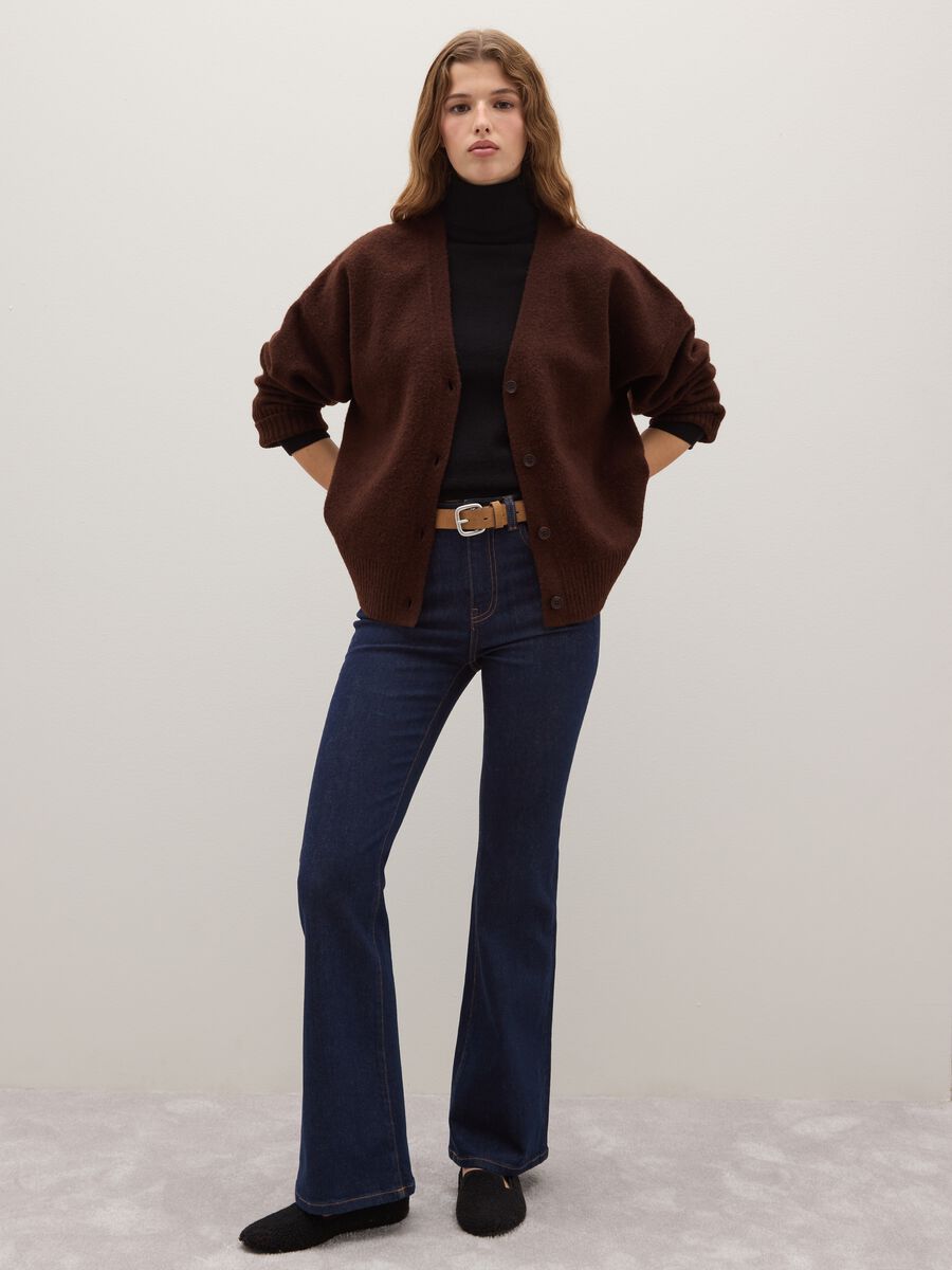 Cardigan marrone vestibilità over con scollo a V e bottoni_3