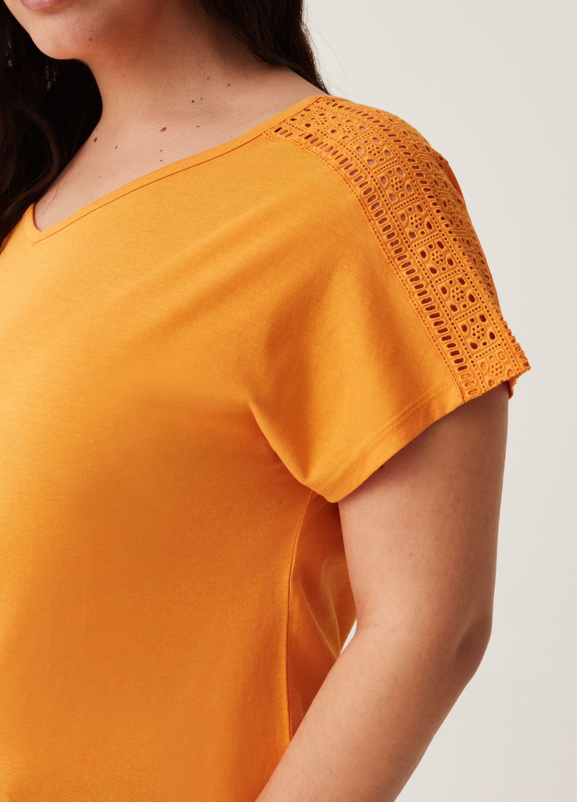 T-shirt con inserto in sangallo Curvy MYA_3