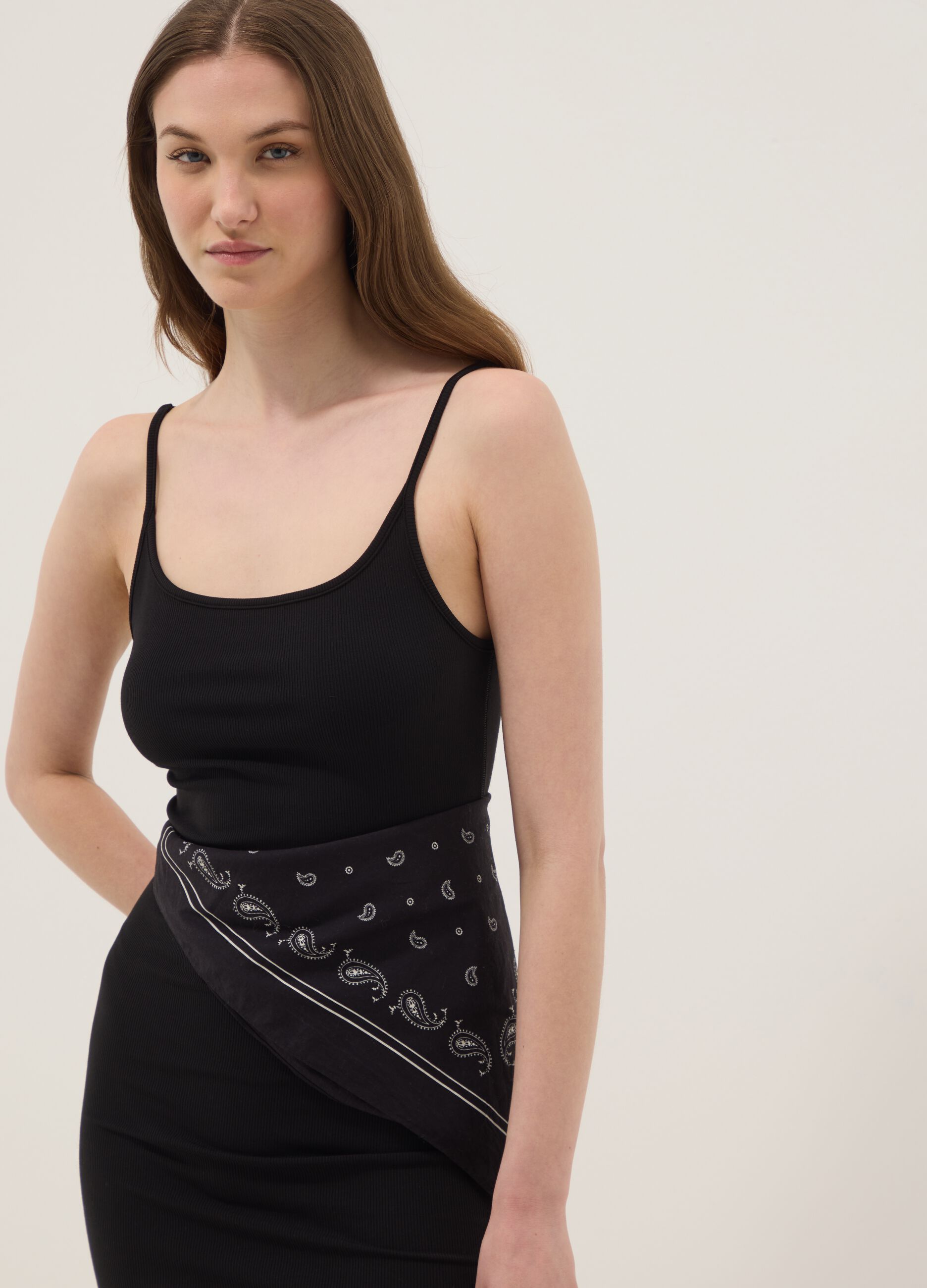 Abito fitted nero in modal elasticizzato a costine con spalline