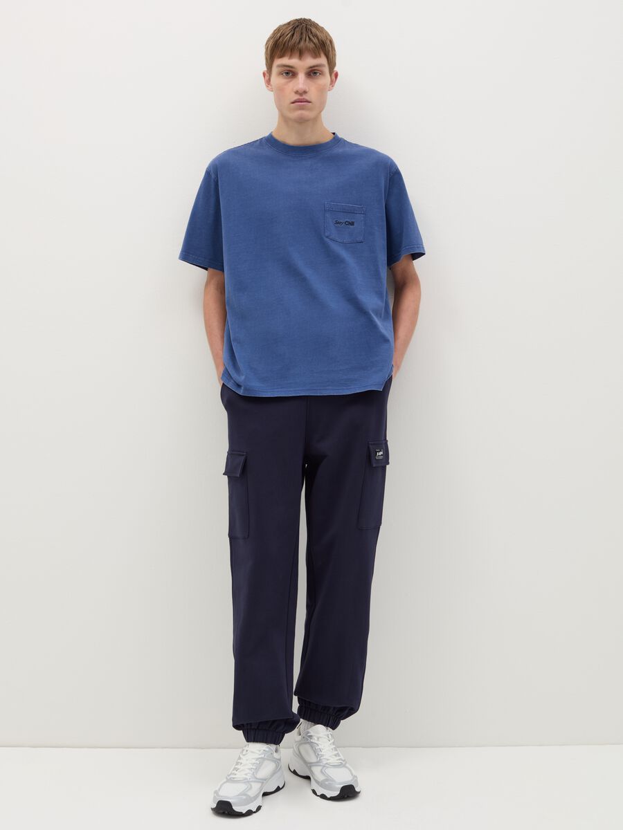 T-shirt con tasca a ricamo_1