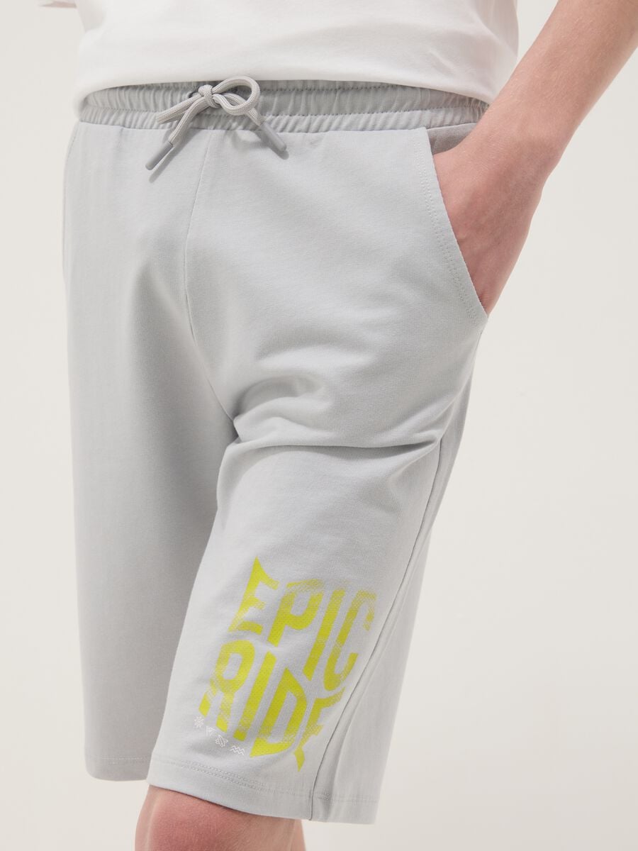 Pantaloncini grigi in puro cotone con vita elasticizzata_2