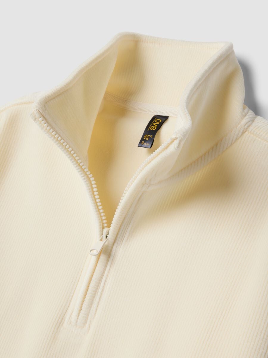 Maglia bianca in tessuto elasticizzato con collo serafino_1