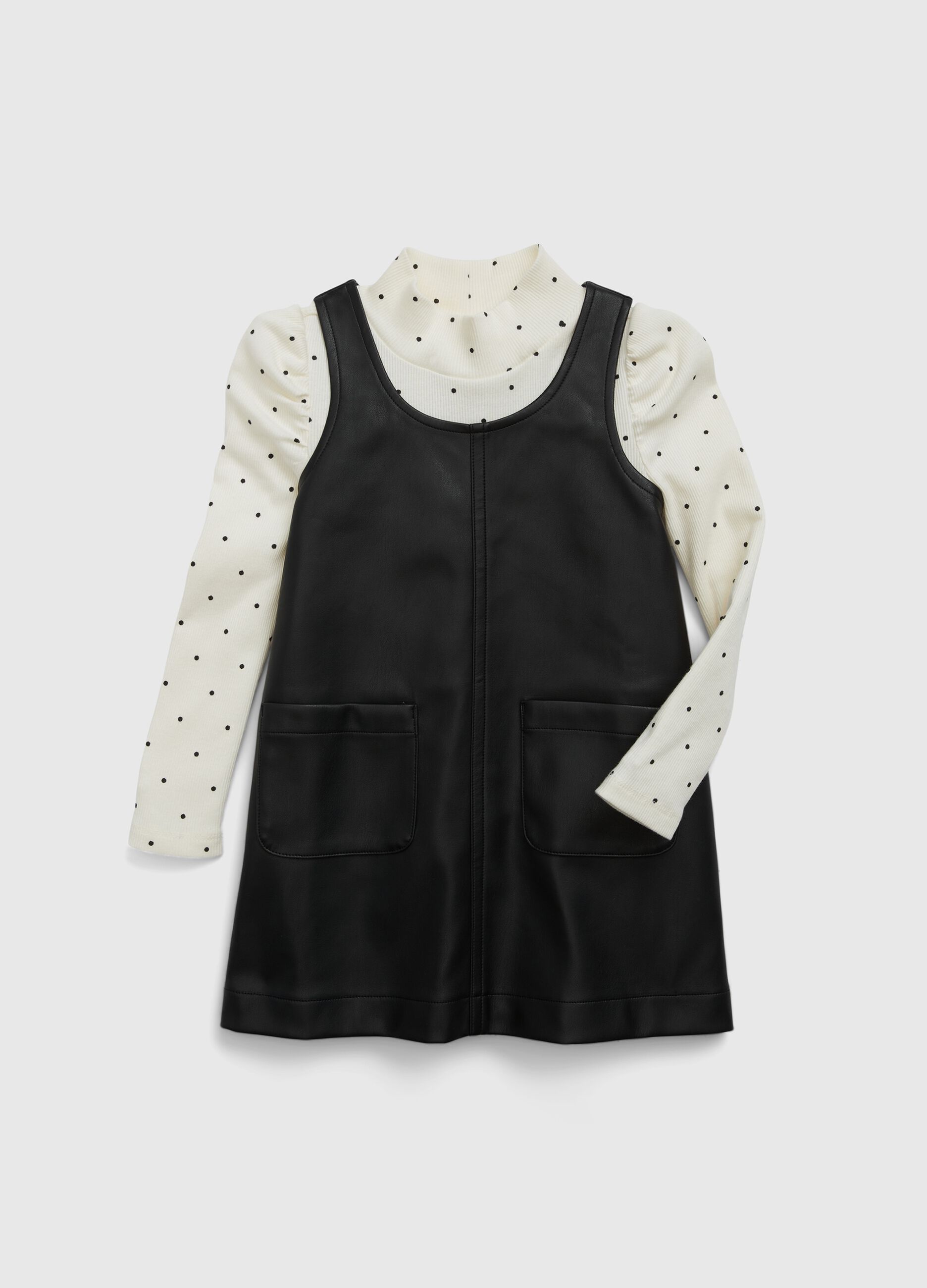 Set t-shirt a collo alto e salopette gonna
