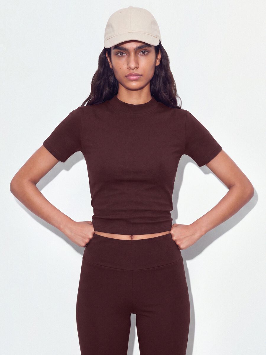 Brown fitted stretch-cotton T-shirt with raised neckline_0