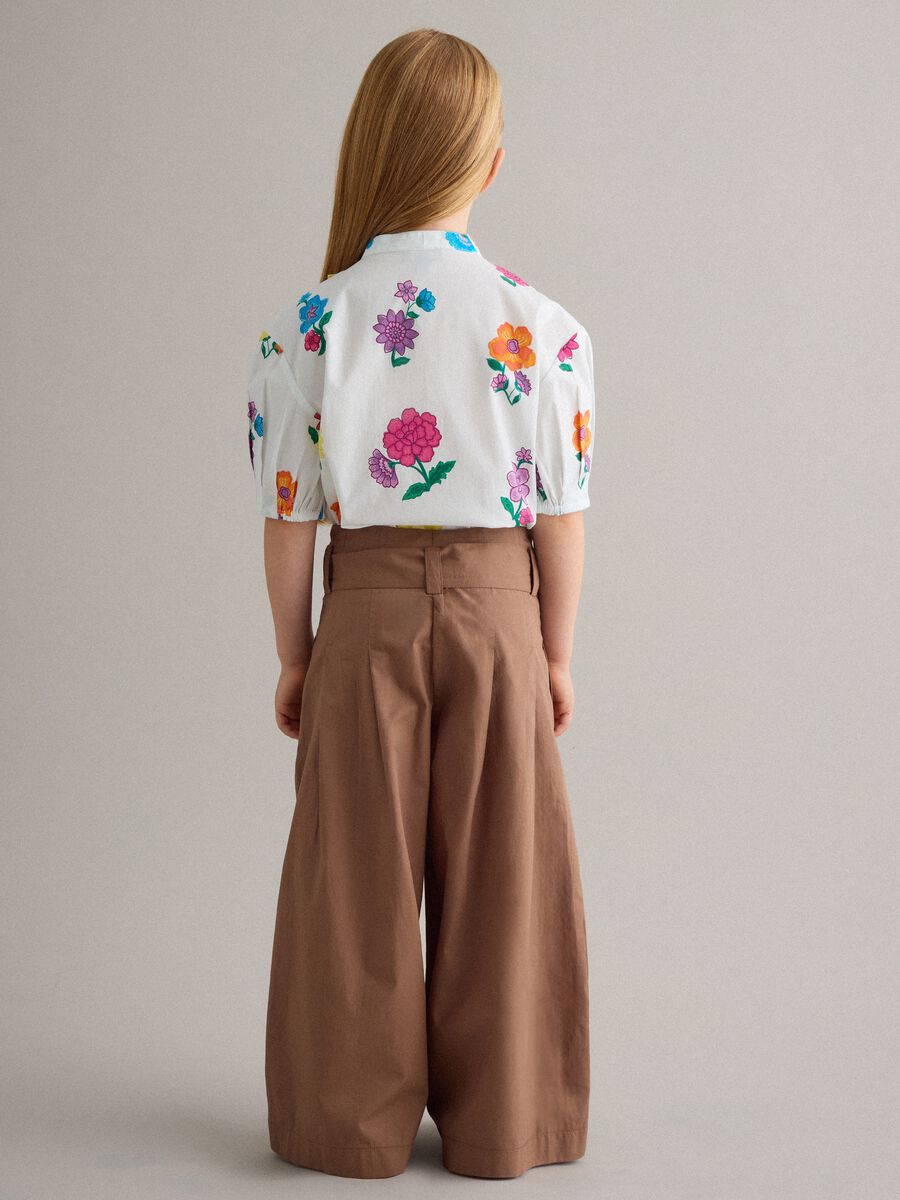 Pantaloni in puro cotone marroni da bambina wide leg con fiocco_1