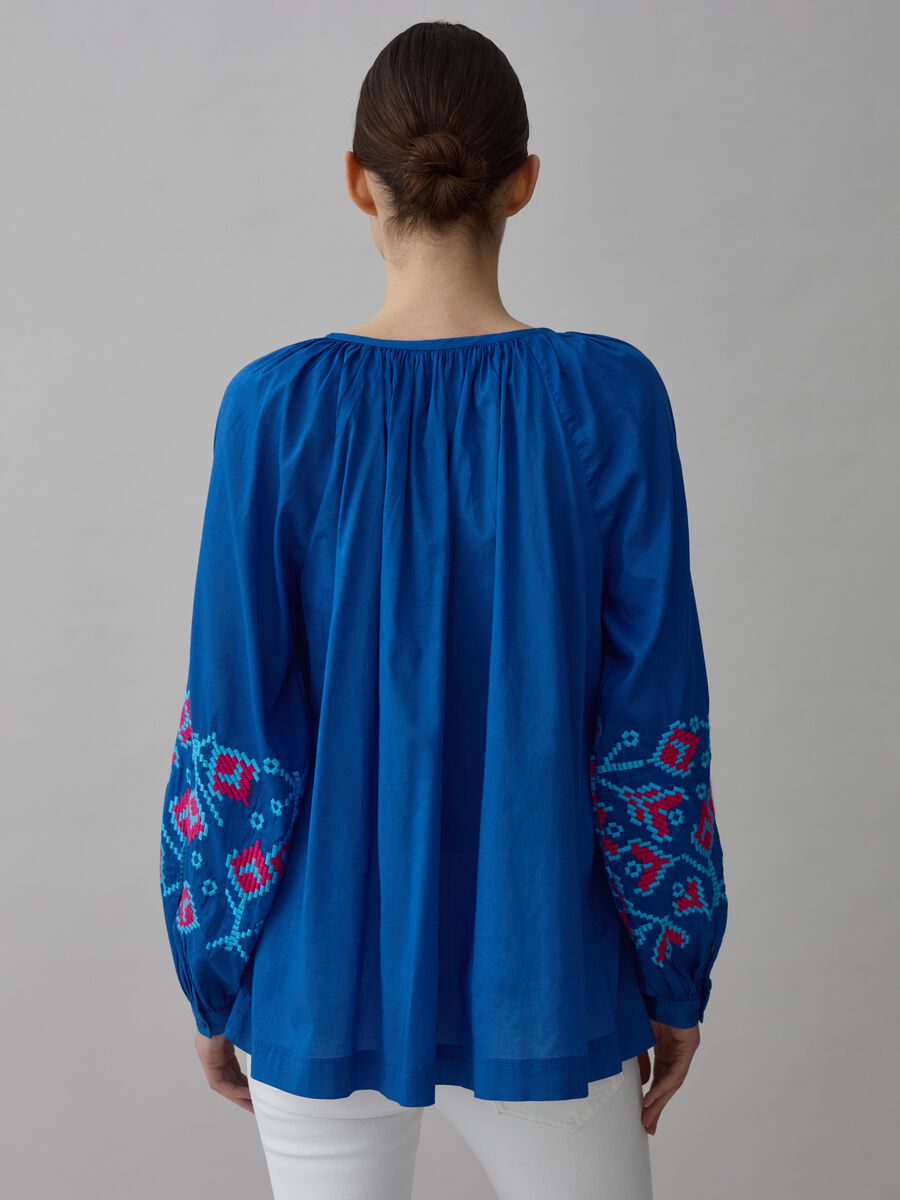Oversized blouse with ethnic embroidery and tassels_2