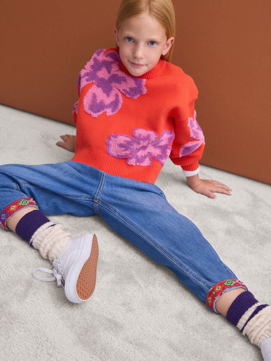 Maglia rossa in puro cotone a girocollo con fantasia floreale per bambina_1